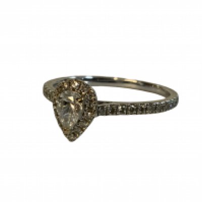 An 18ct pear shaped diamond surrounded by small diamonds. Size S (A)