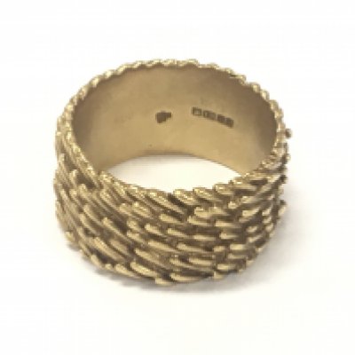 An 18ct wave design wedding band size P and 11.93g approximately Postage A