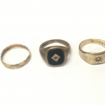 Three 9ct gold rings of various designs. Approximately 10.17g