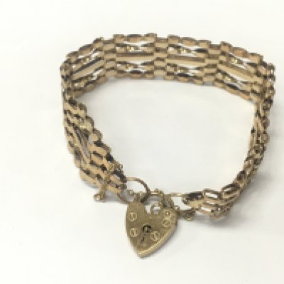 A 9ct gold gate bracelet. 11.84g