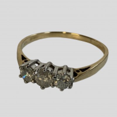 An 18ct yellow gold and platinum 3 stone ring, Size R. (A)