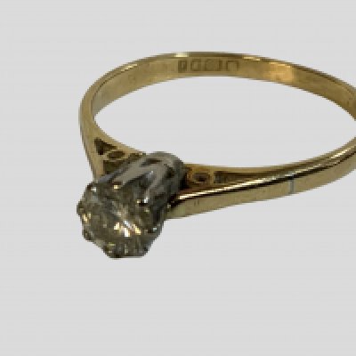 An 18ct yellow gold 0.25ct solitaire diamond ring, Size N (A)