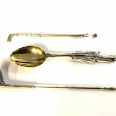 A sterling silver golf club, A Chinese silver spoon in the form of a rifle, Sterling silver golf swizzle stick. (A)