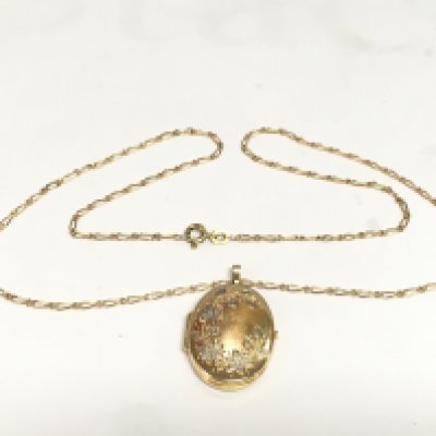 A 9ct gold locket on a 9ct gold chain, total approx weight 7g. Shipping category A.