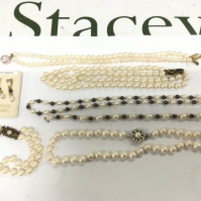 A small collection of pearl necklaces, some with gold clasps. Shipping category A.