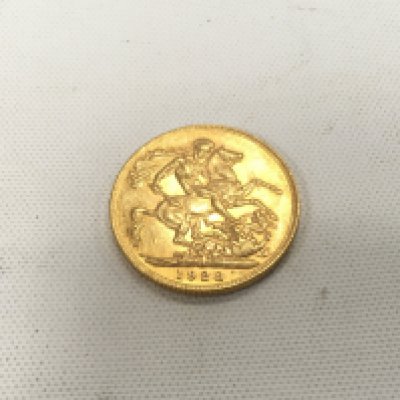 A 1928 full sovereign. Approx weight 8.00 grams
