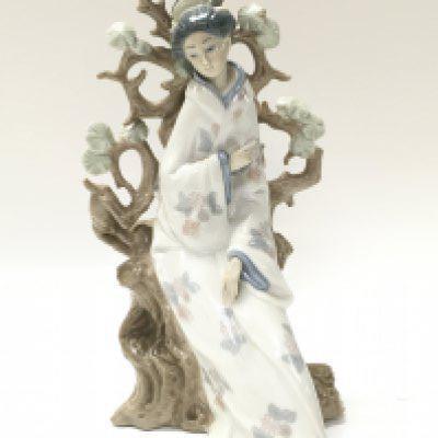 A Lladro Geisha Japanese style porcelain figure , 30cm tall approximately .no obvious damage or restoration this lot cannot be posted