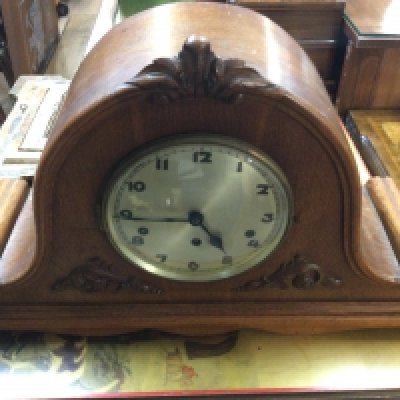 A large 1930s oak chiming mantle clock AF
