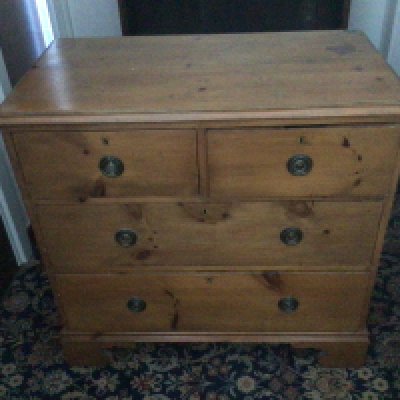 A small late Victorian pine chest of drawers. With two short and two long drawers.