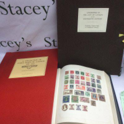 An album of world stamps plus two historic maps of London (3). Shipping category B.