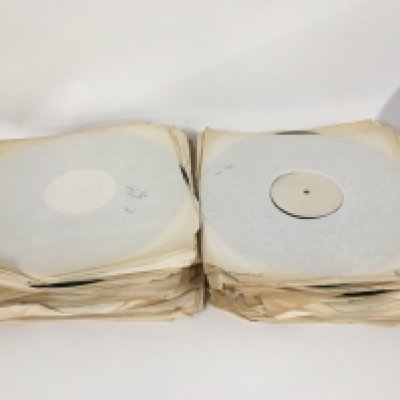 A collection of mainly white label 12" records. Artists/contents generally unknown. Shipping category D.