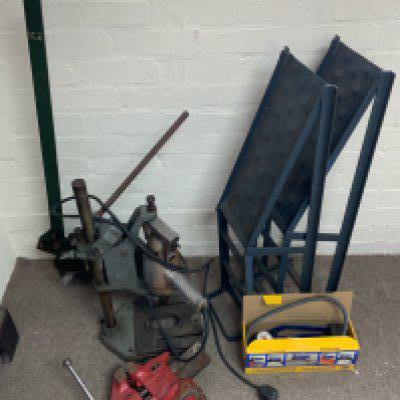 A mixed lot of tools to include a Bradbury trolley Jack, Ramps, pillar drill, sheet metal sheers, vice, foot pump, 1/2 ton chain winch.