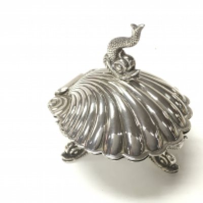 A white metal clam shell ink well. 7 cm wide