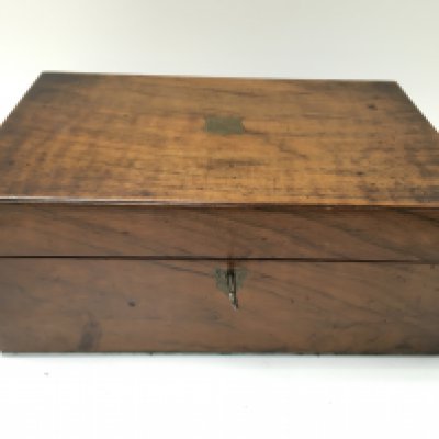 A walnut writing box with key. Postage B 35 x 23 x 14cm
