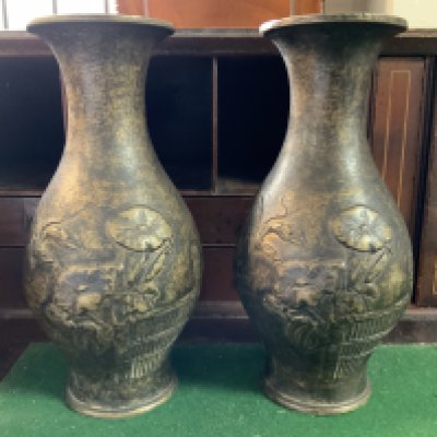 A pair of Chinese bronze vases. 23cm