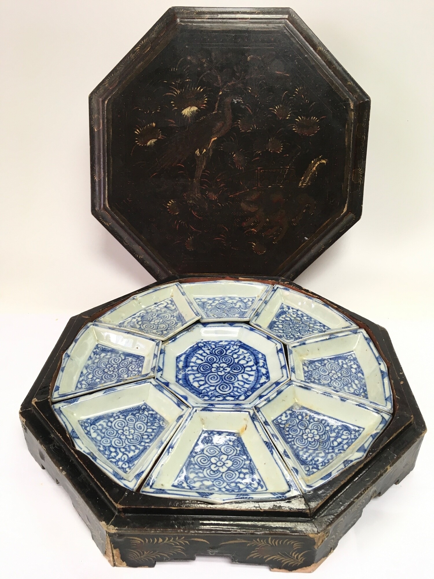 A Chinese blue and white set of shallow dishes housed in an octagonal lacquered box. NO RESERVE