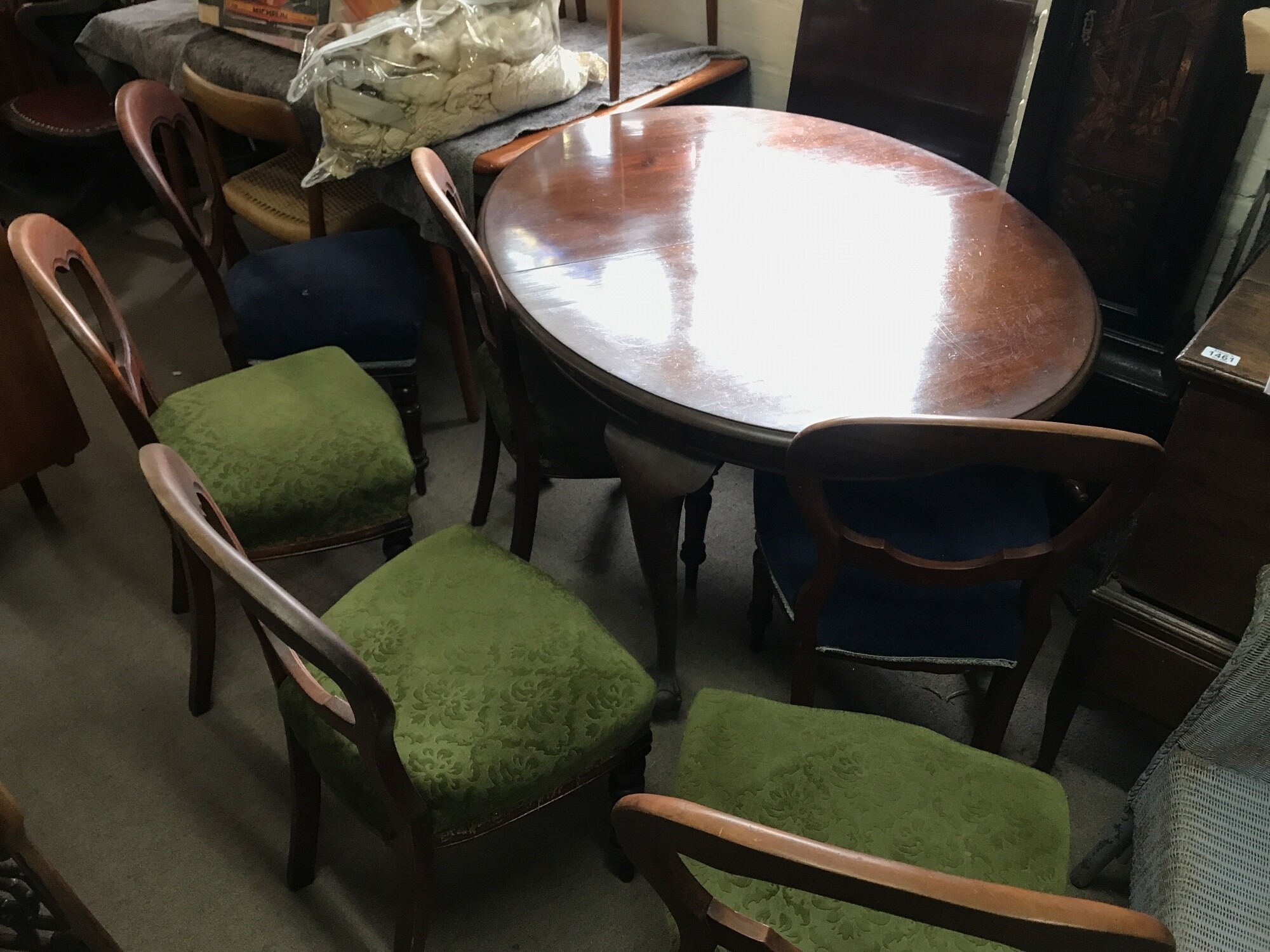 A mahogany extendable oval dining table featuring cabriole legs and chairs. 126cm wide TO BE SOLD WITHOUT RESERVE