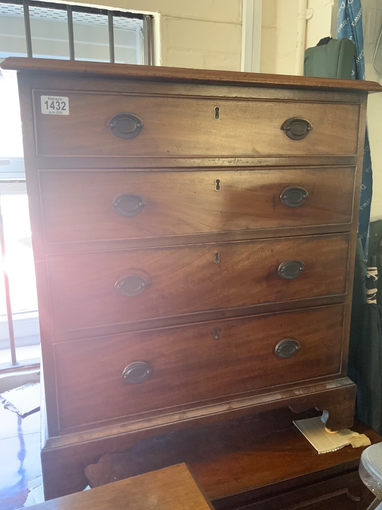 A George III bachelors style chest with 4 graduated drawers, 25.5" x 28.5" x 18.5" TO BE SOLD WITHOUT RESERVE