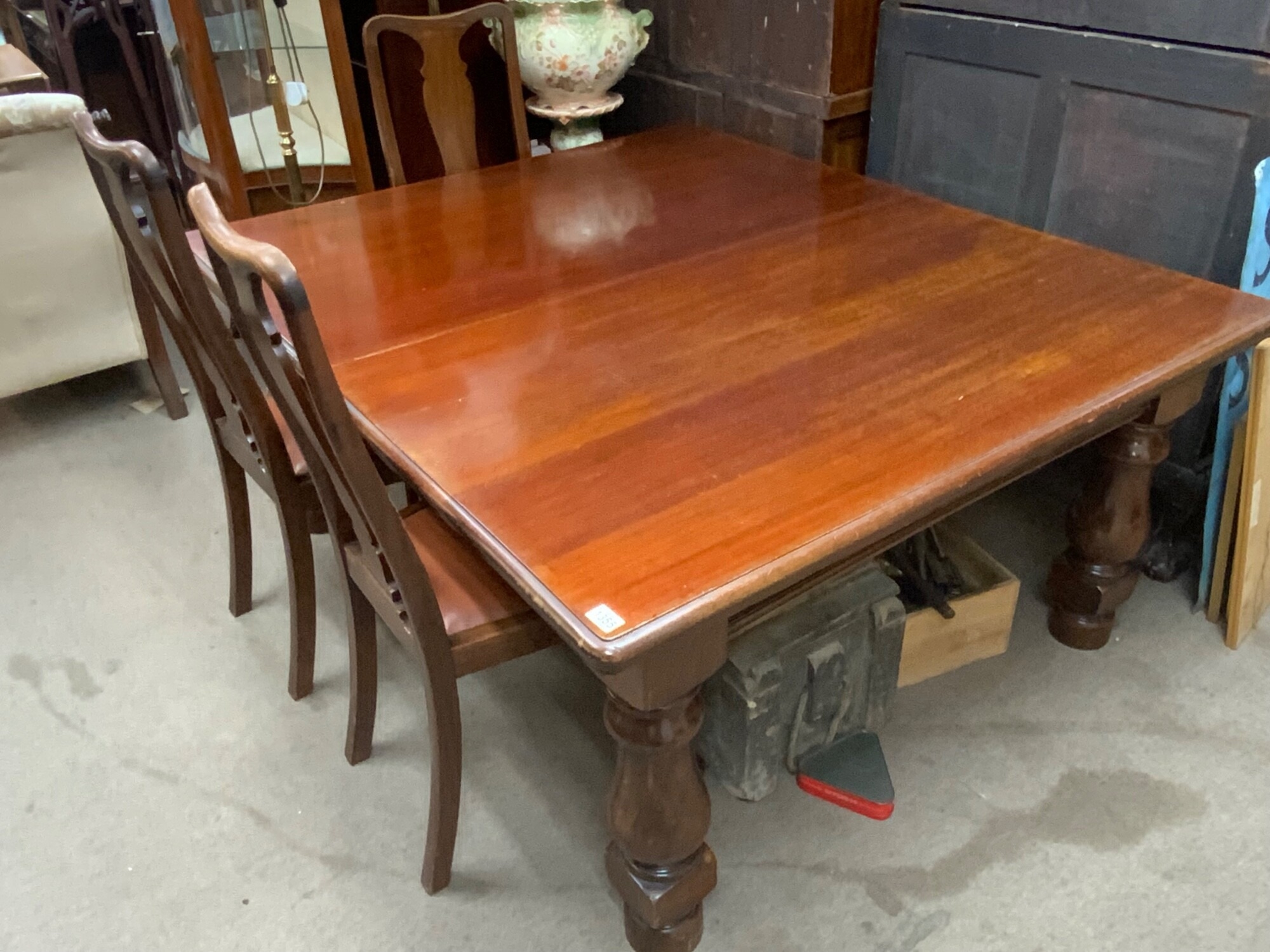 Victorian dining table with polished turned legs and a rich, dark wood finish, wind out mechanism with 2 additional leaves, together with 4 dining chairs. TO BE SOLD WITHOUT RESERVE