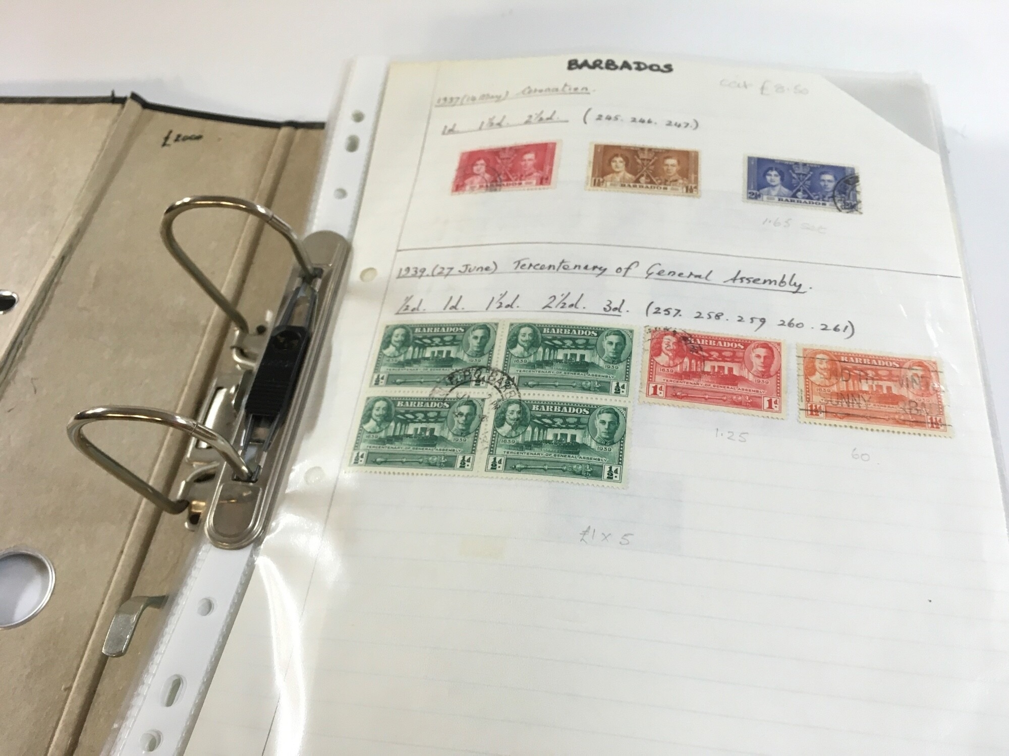 A Collection of mint / used commonwealth postage stamps (cat value 2000+)