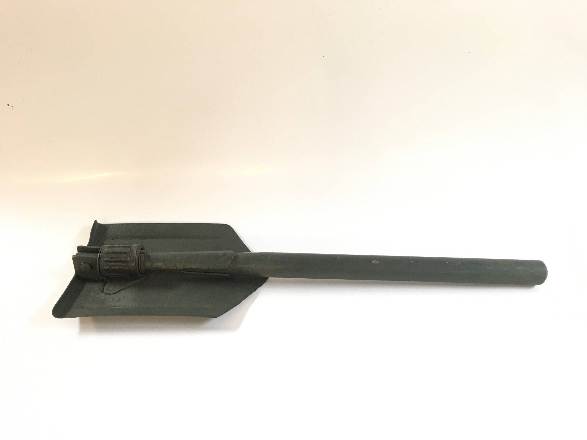 An entrenchment tool (54cm long) and a Hitler youth knife with a missing badge (27cm long) NO RESERVE