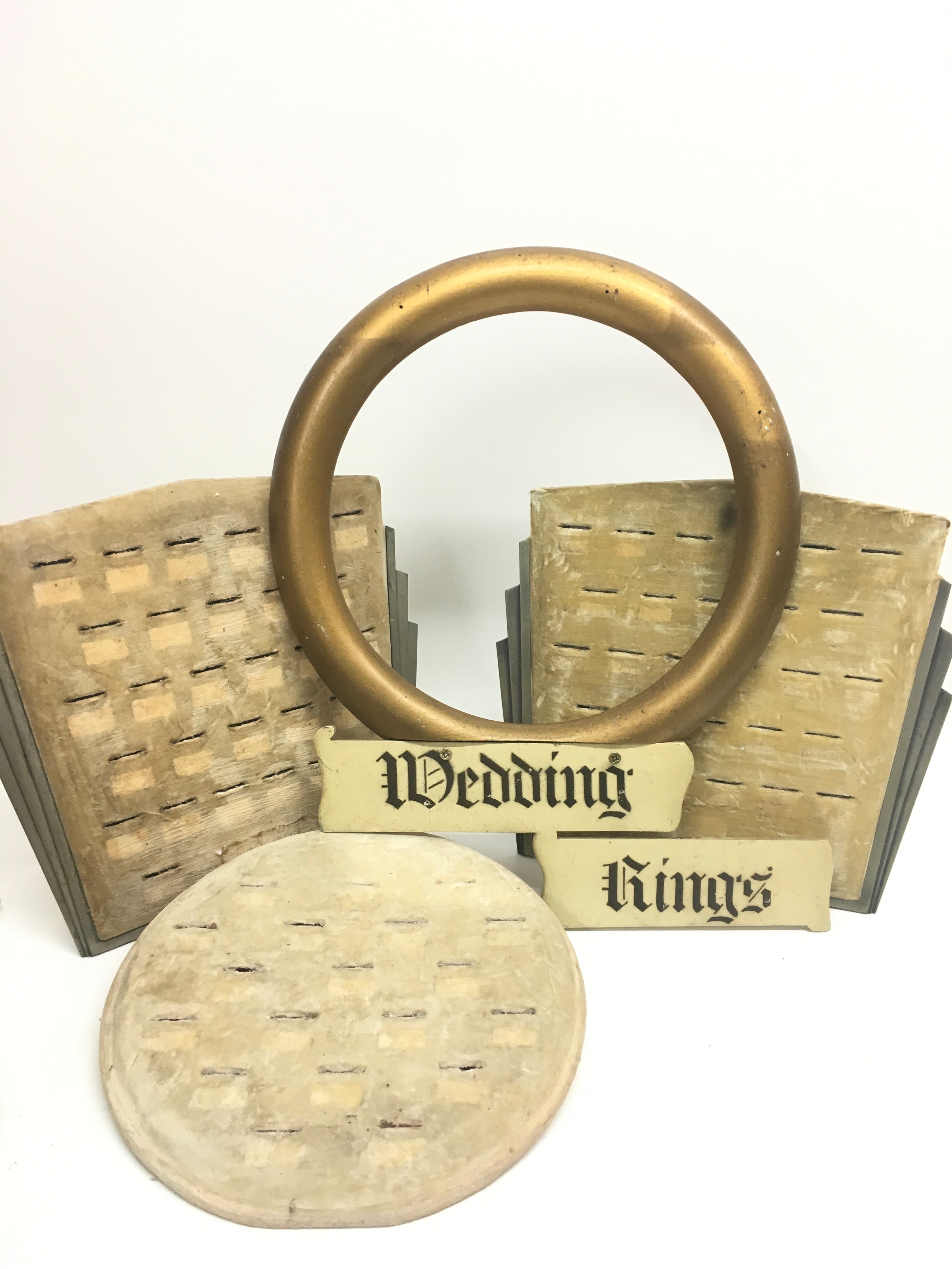 Three Art Deco ring displays 23,25cm wide. No reserve