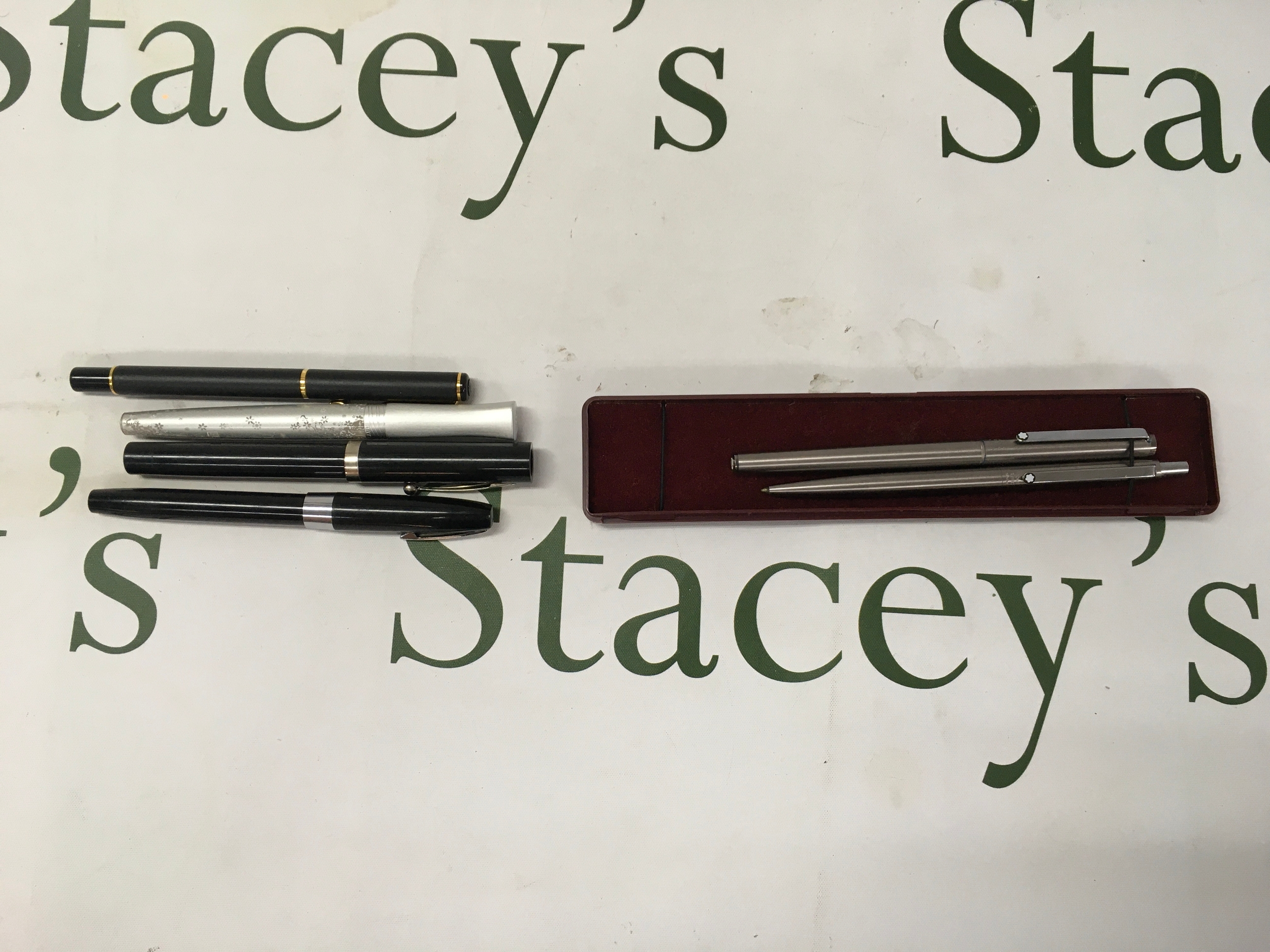 A small collection of pens including two mont blanc pens and four fountain pens. No obvious flaws.