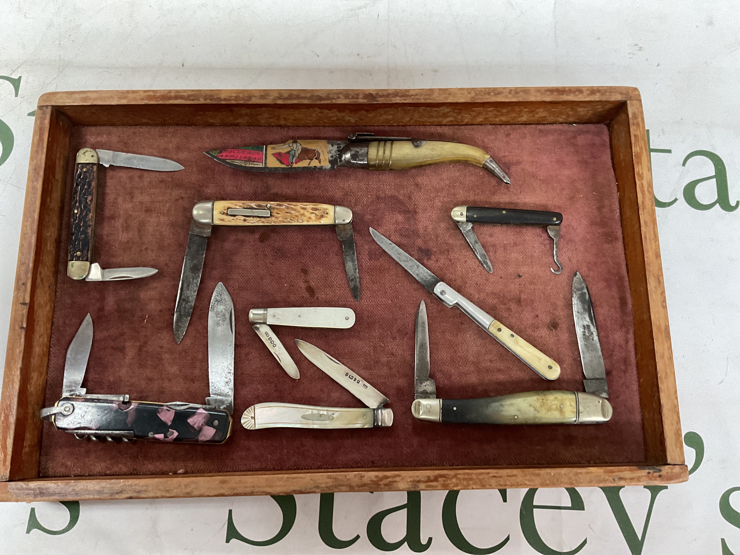 Collection of various vintage pocket knives to include two silver MOP handled examples.
