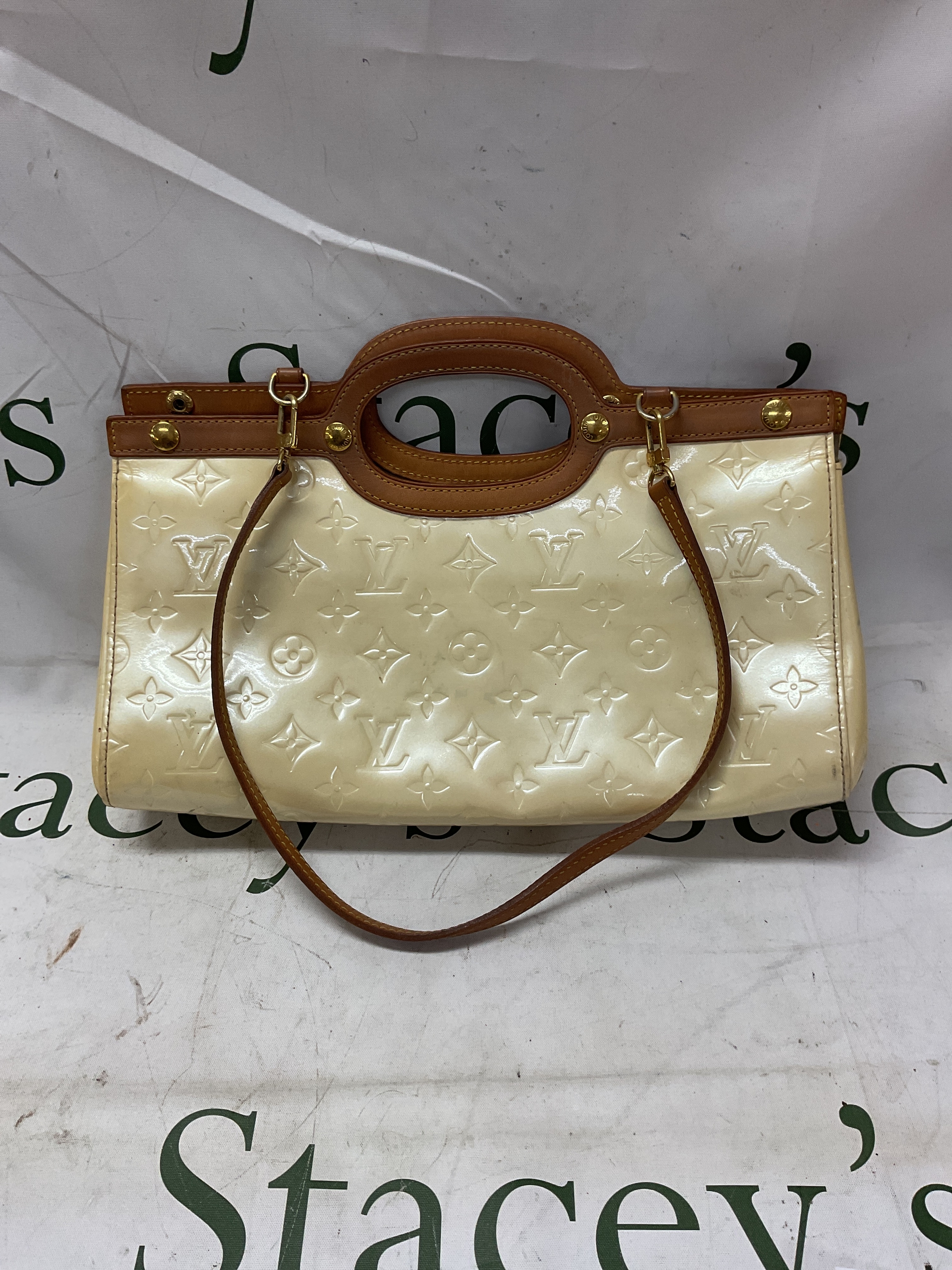 Louis Vuitton Roxbury Drive hand bag in Perle, 2026, with label LM0026.