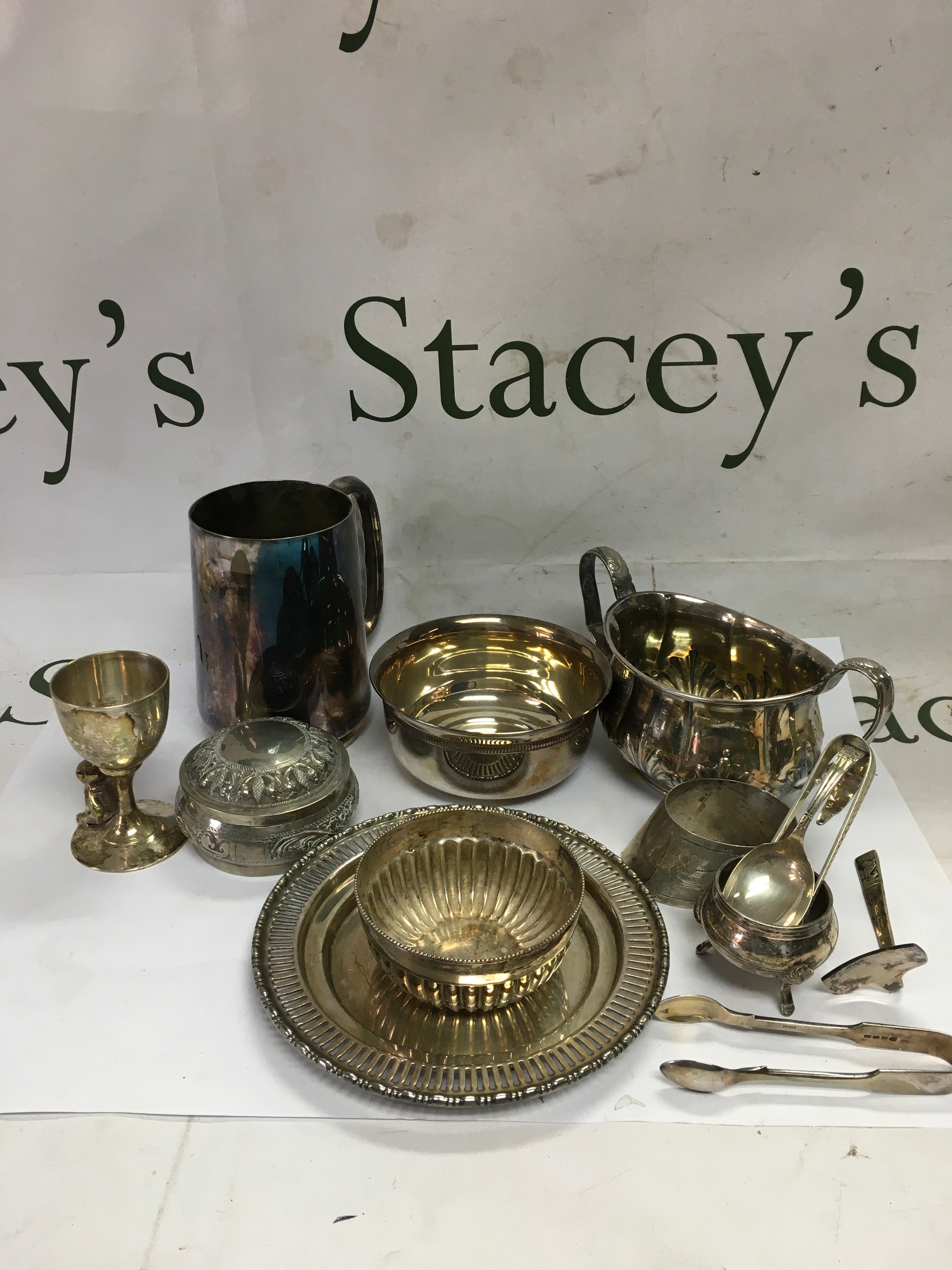 A mixed lot of silver plated tableware 