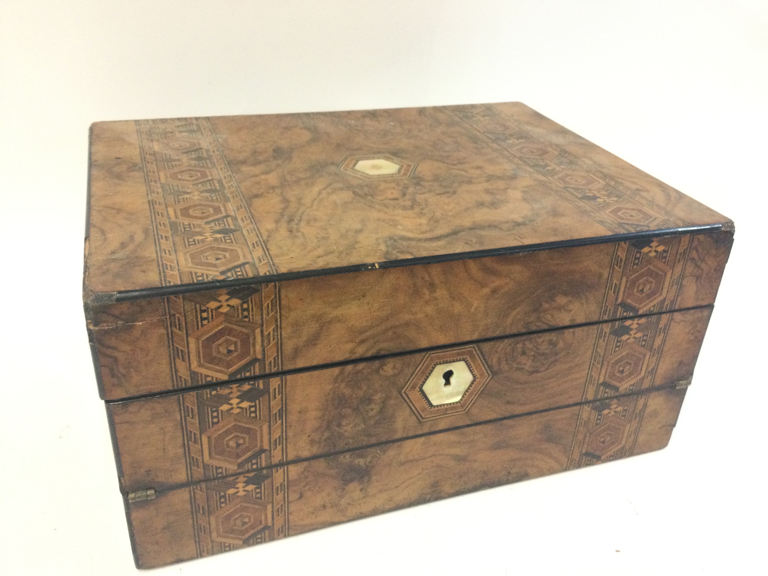 A walnut writing box with inlaid design . 15x30x23cm 