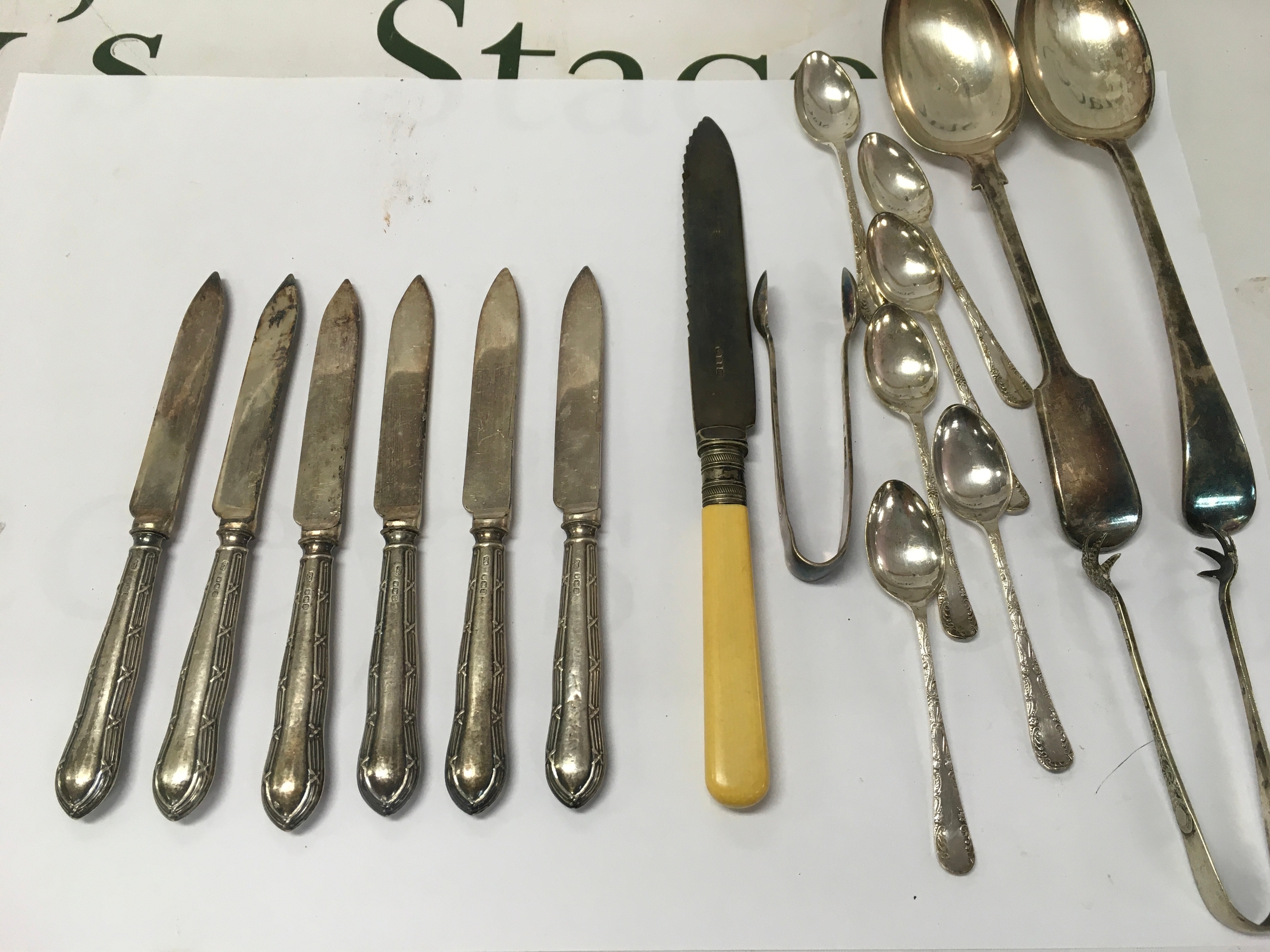 A mixed lot containing silver and silver plate cutlery.