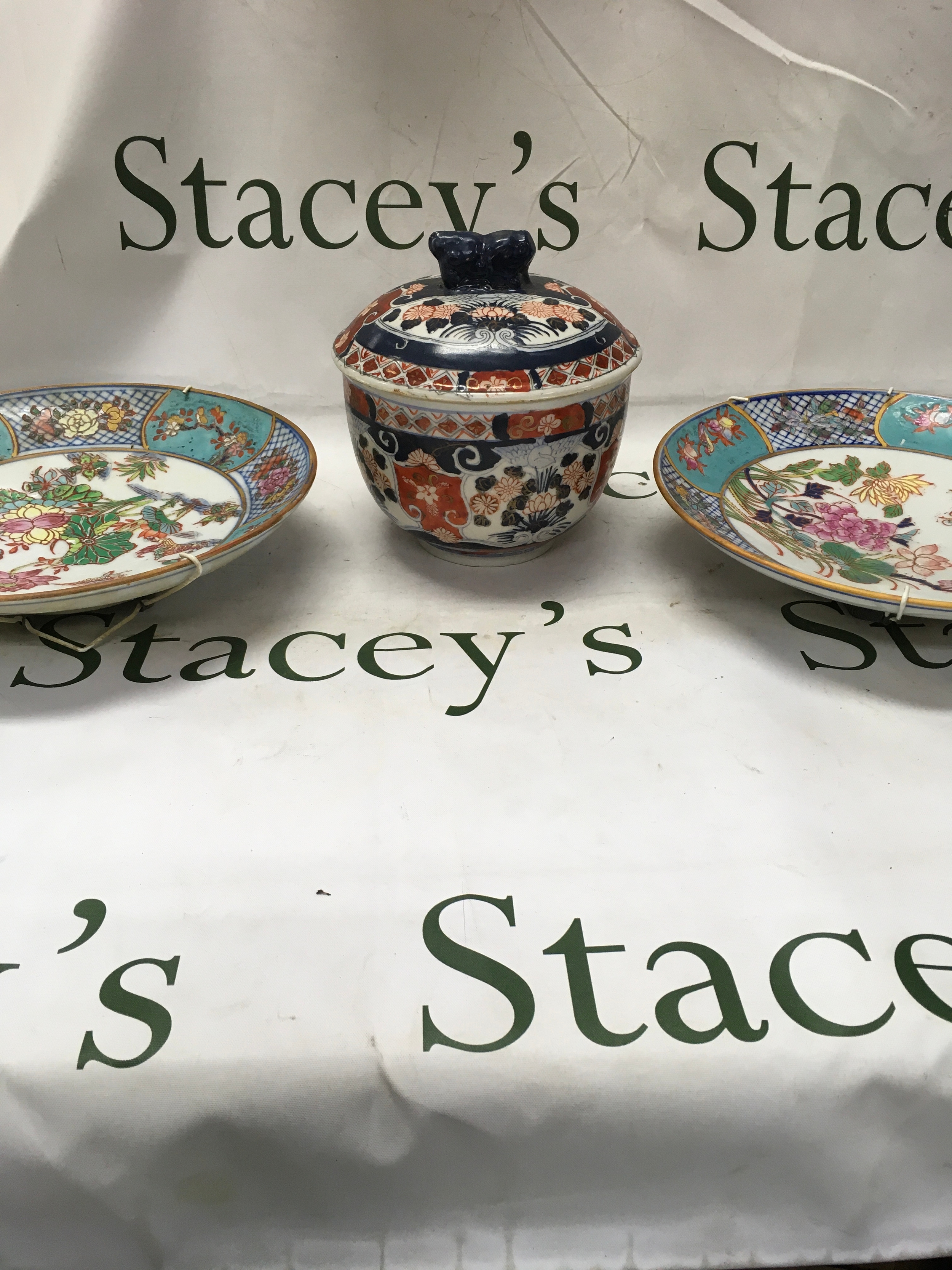 Classic modern Japanese Imari ware lidded jar, Mede export porcelain plates in the familiar rose/canton style.