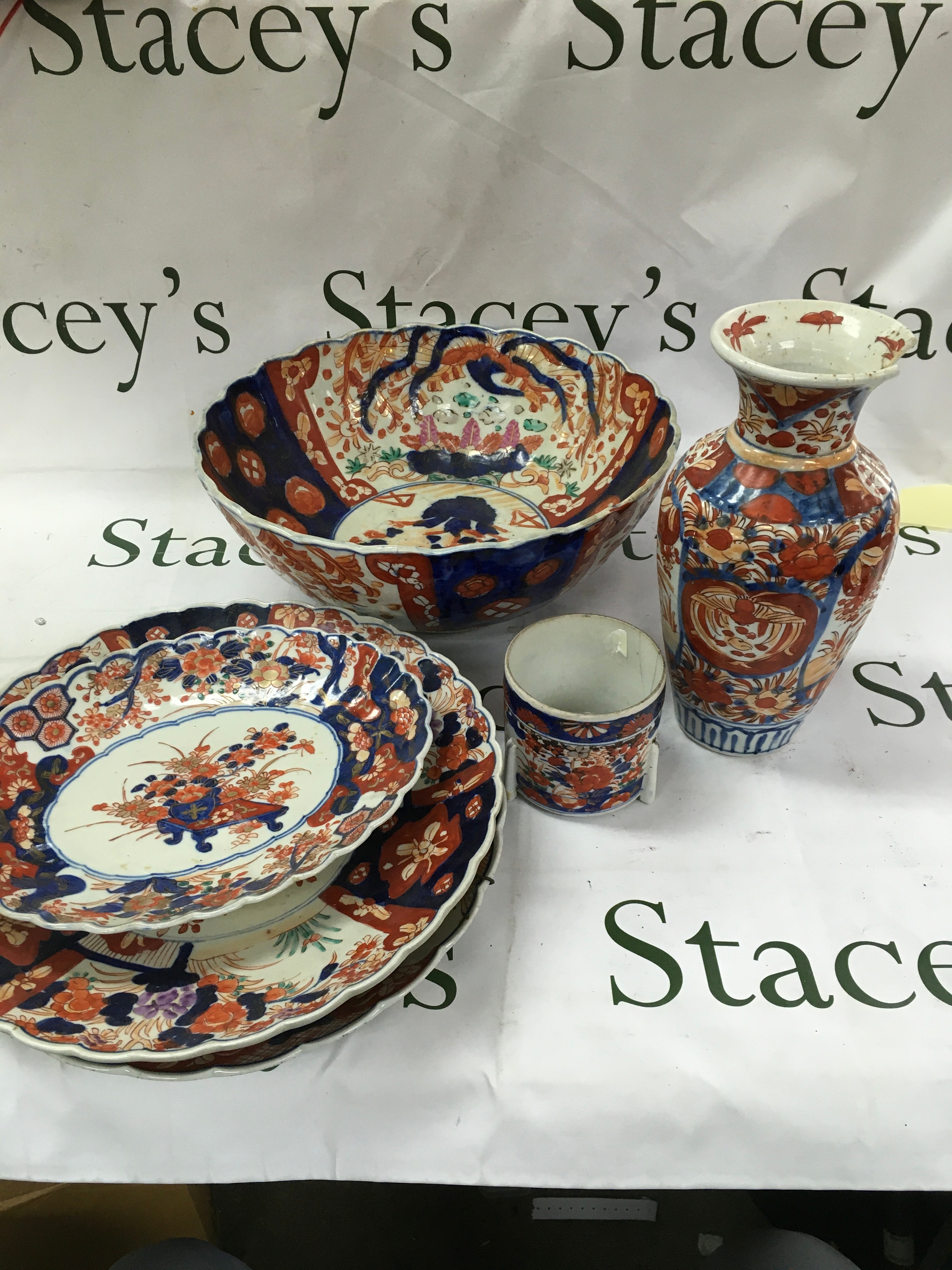 A Imari porcelain collection of tableware.