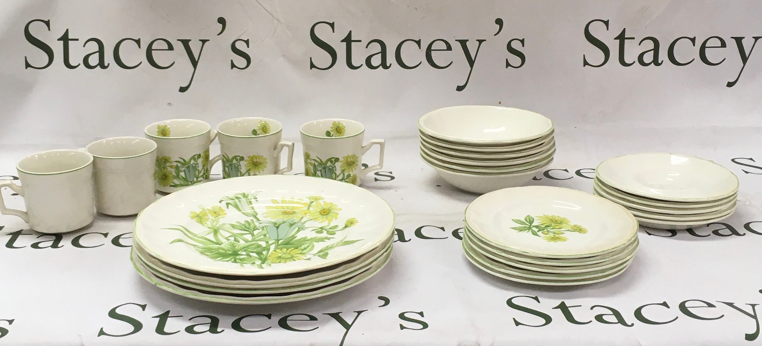 Mixed collection of Kensington ceramic ware. 