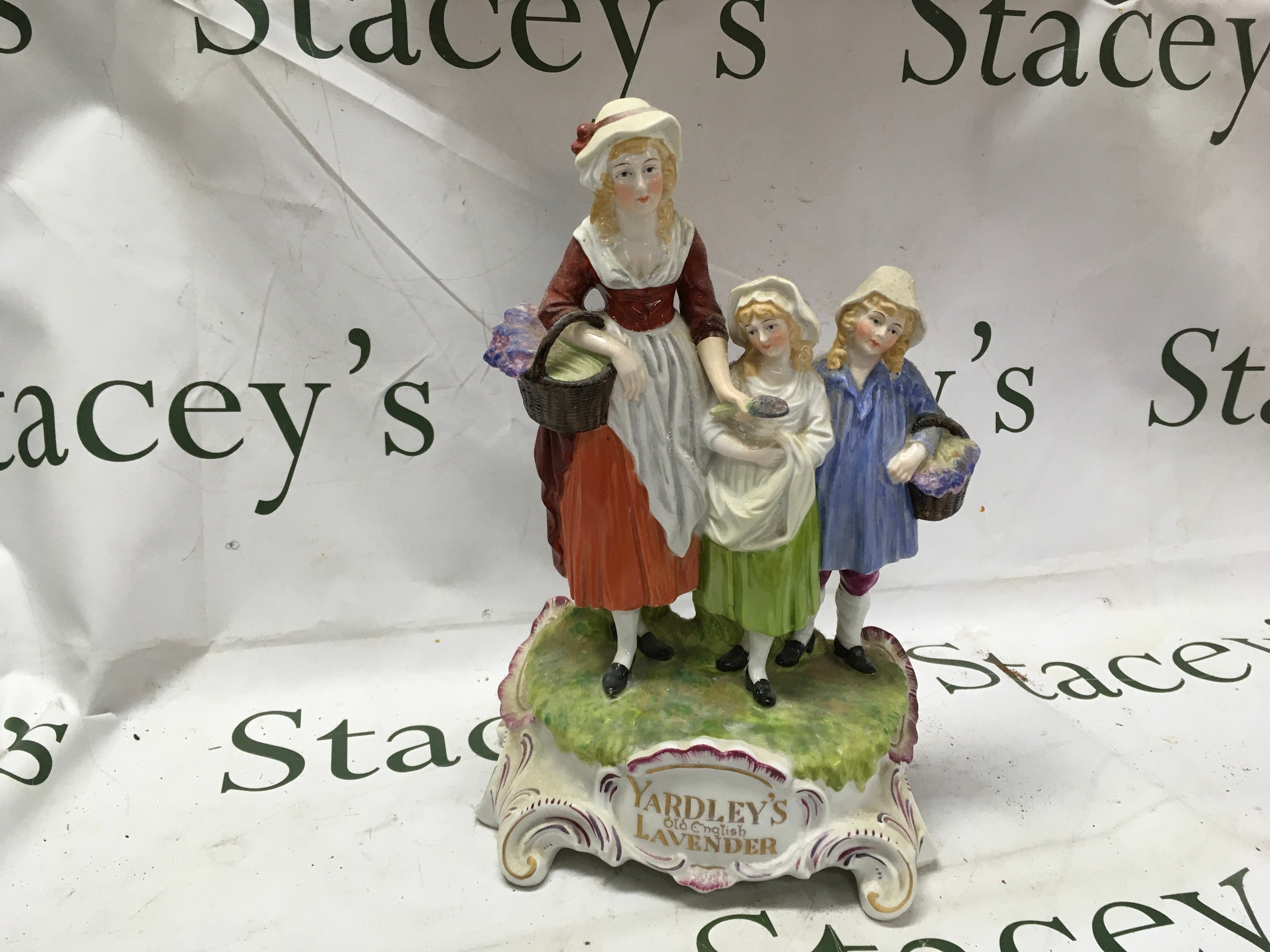 Large Dresden advertising figurine for Yardley's Old English Lavender, restoration to the bunch of flowers held by the woman, 30 cm high.