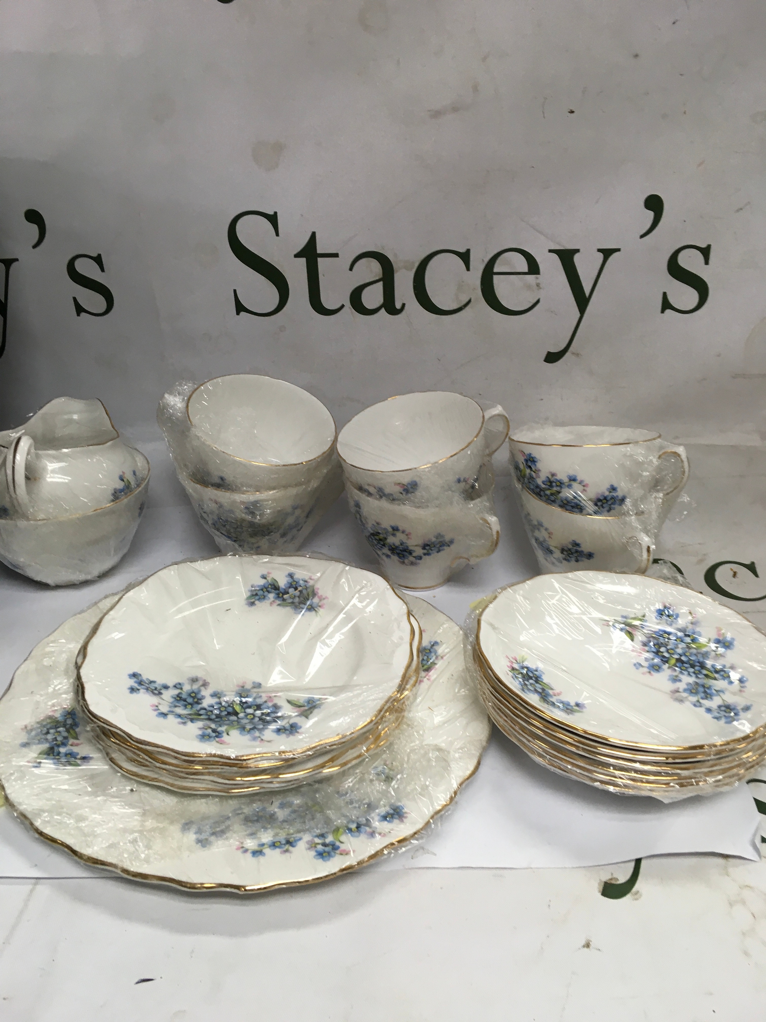 An English fine bone china 21-piece tea service set 