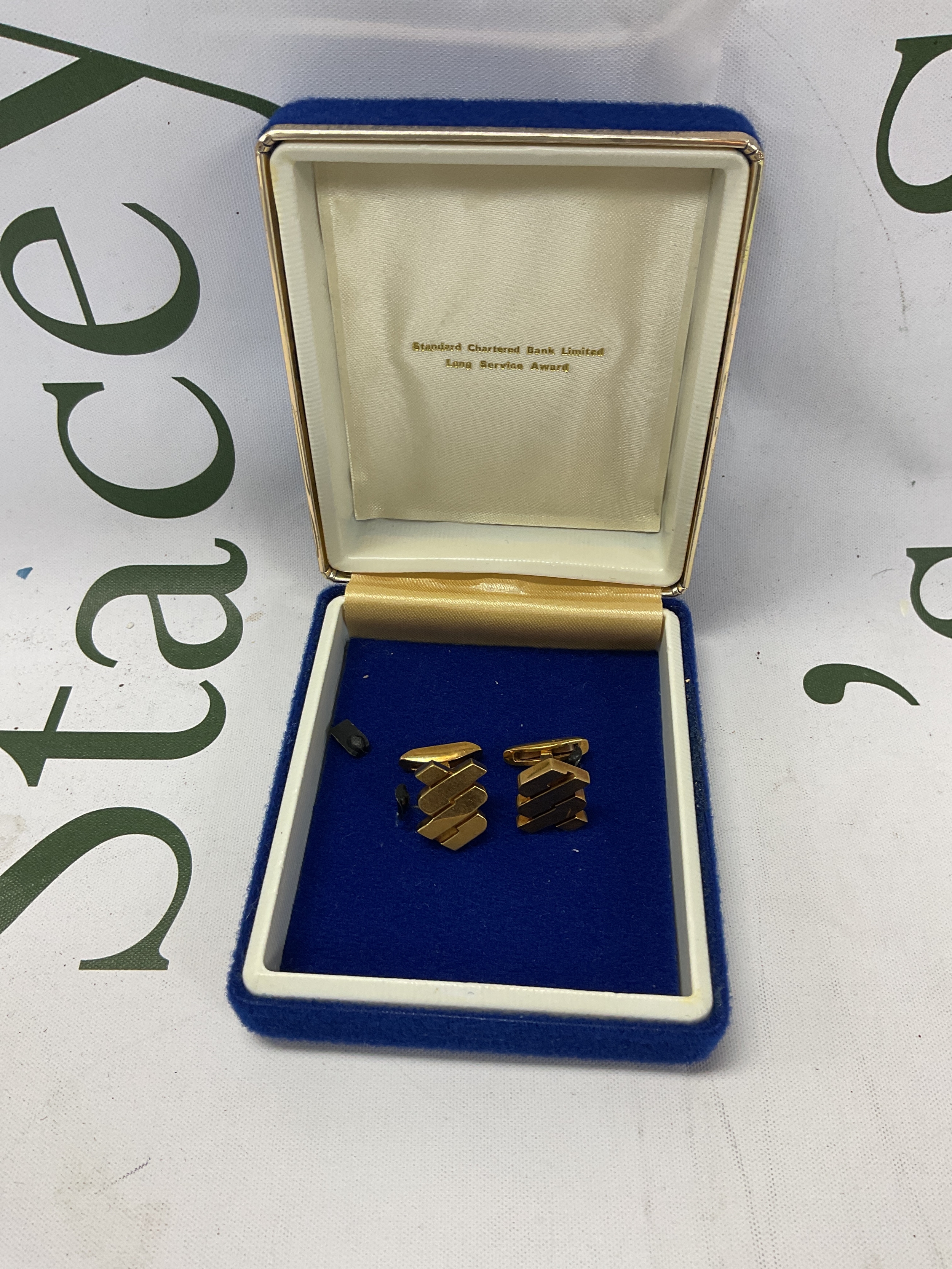 Pair of 18 ct cufflinks awarded and in the box from Standard Chartered Bank Ltd , long service award, weight 25.5 grams.