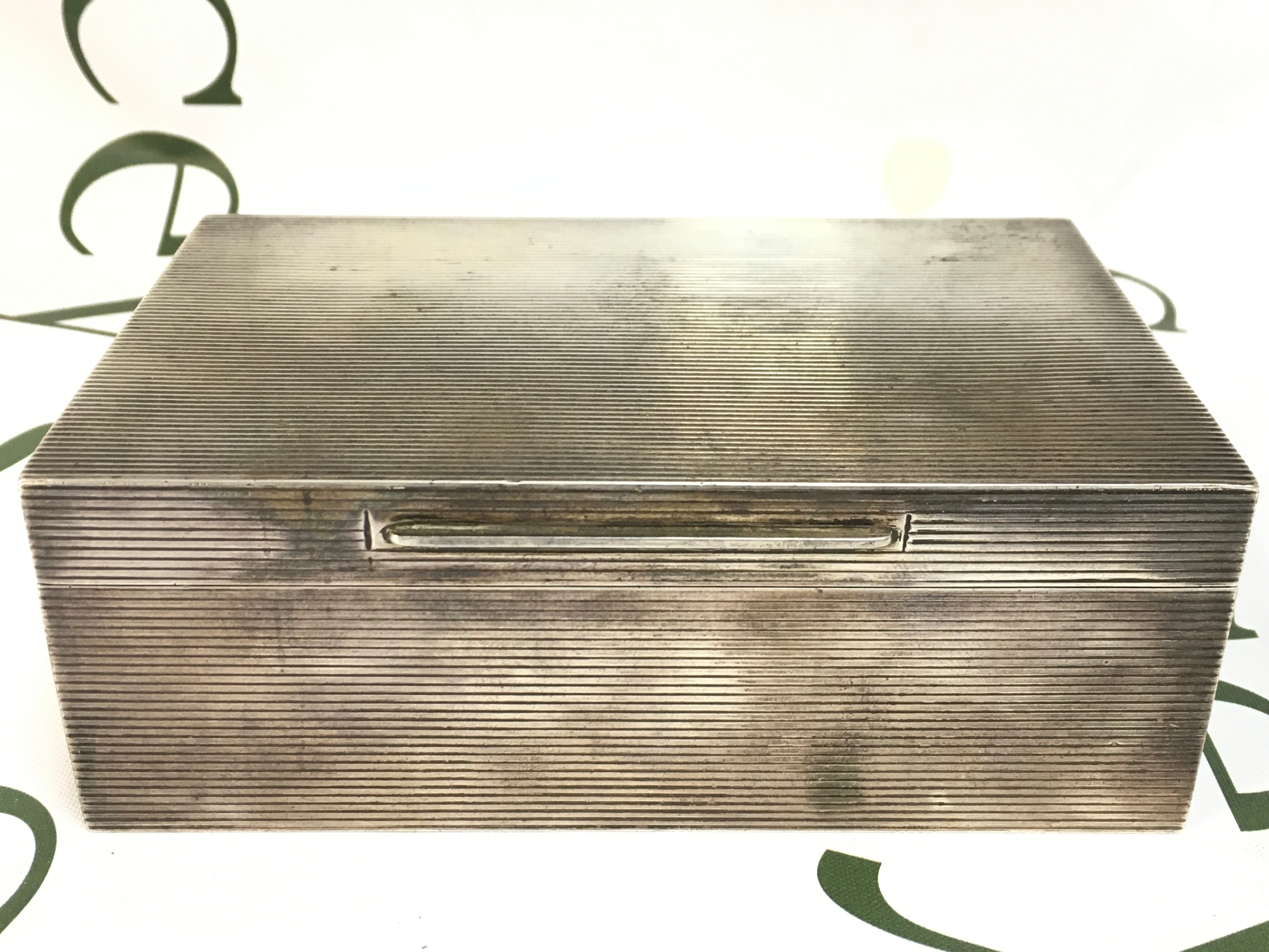 A silver hallmarked box, London 1936. 515g. 14cm wide,9cm long,5cm tall