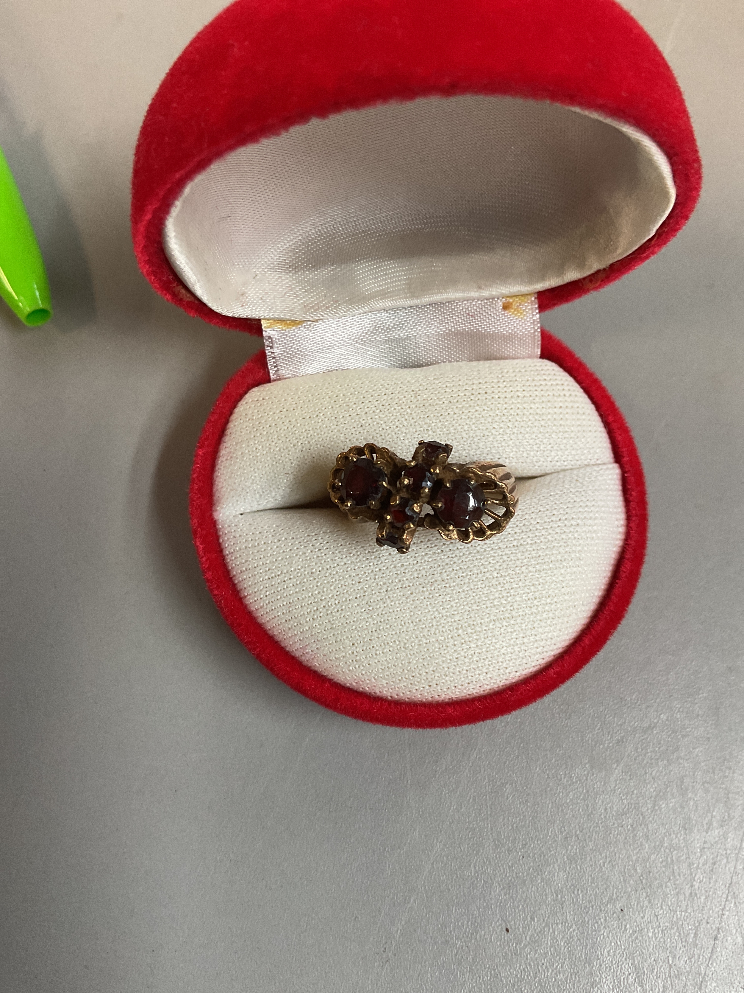 9 ct garnet abstract dress ring, weight 4.6 gram.