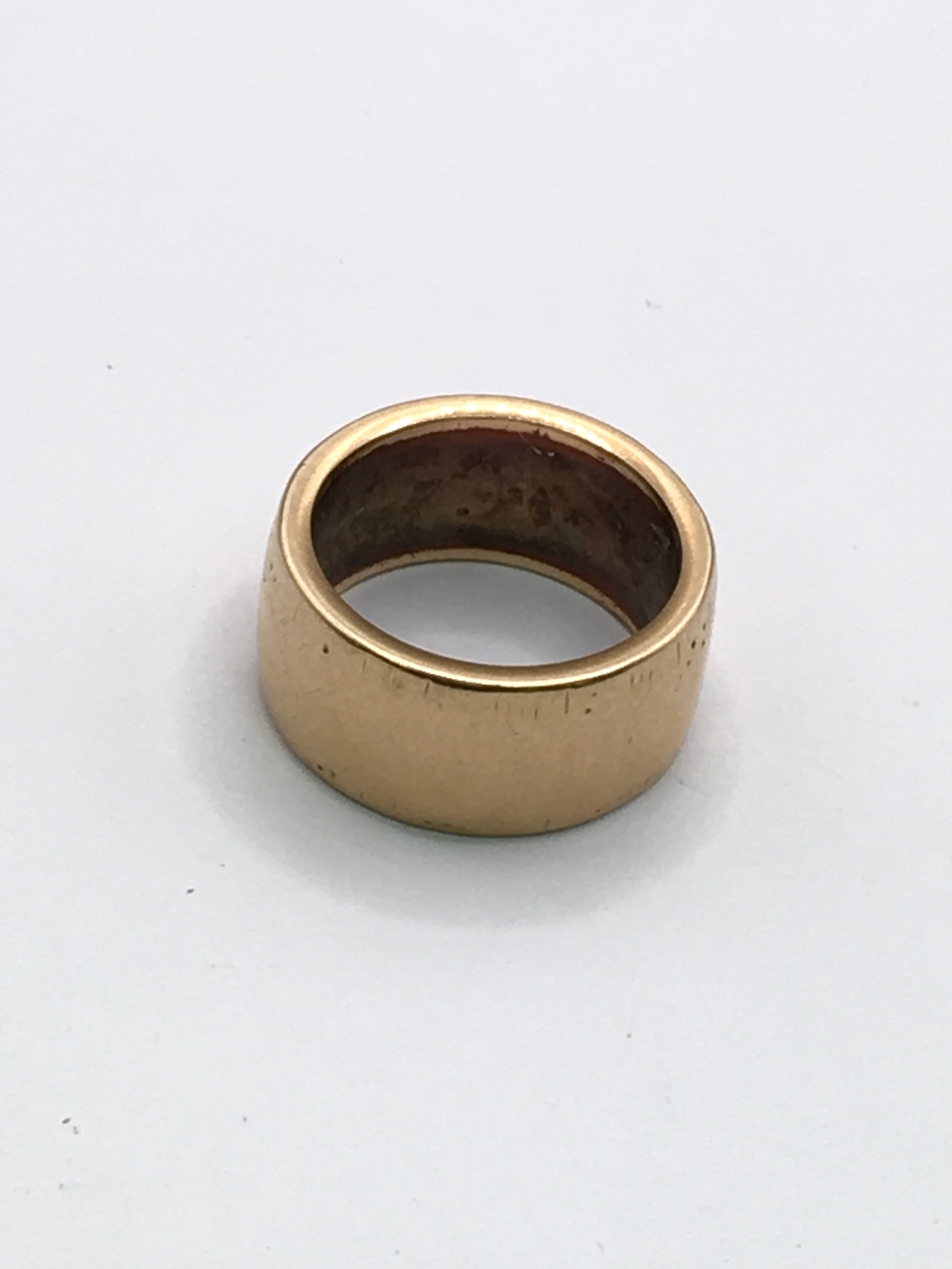 A gent's 9ct gold wedding band, of wide size. Approx K, 1cm wide.