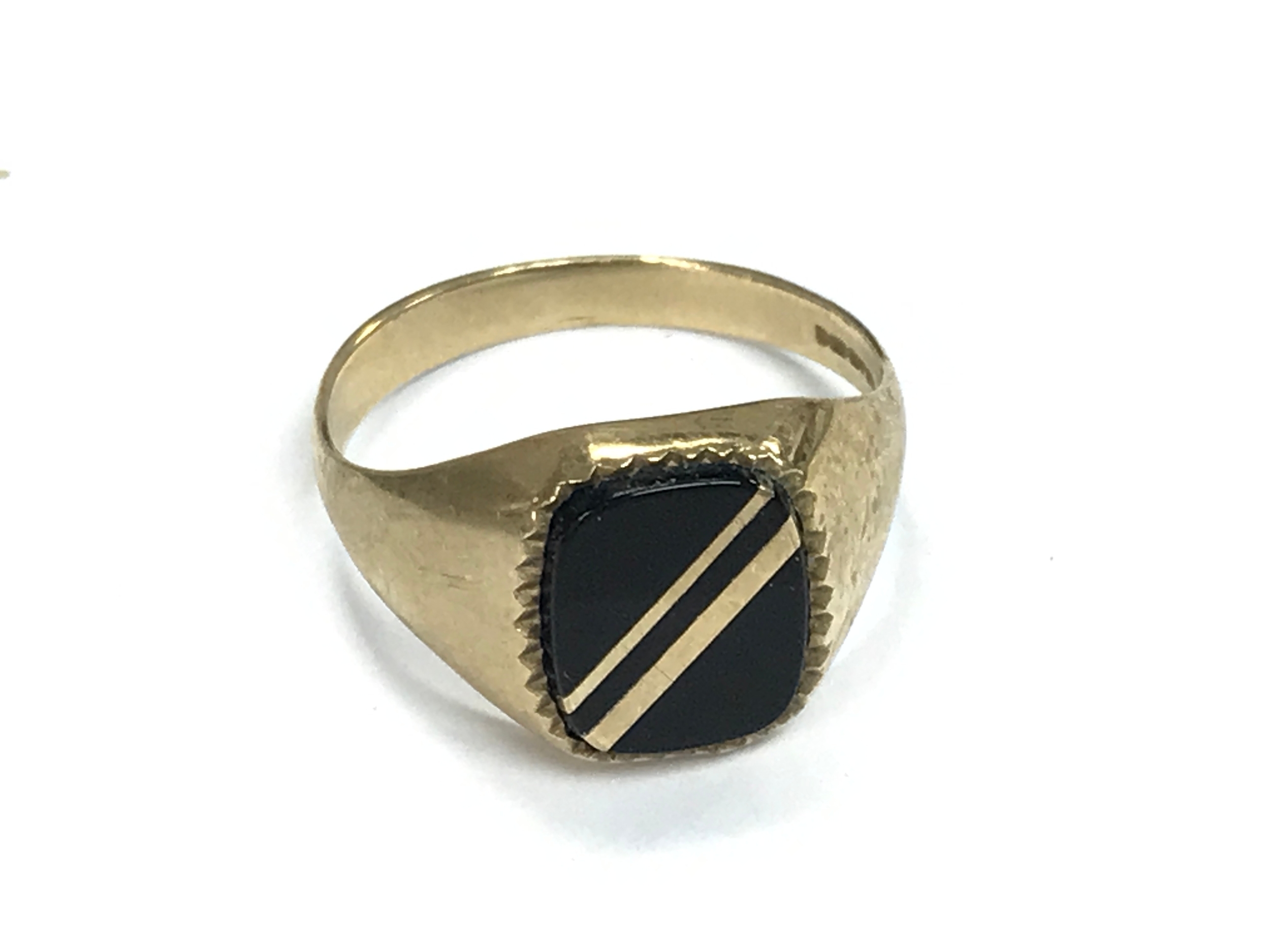 A 9ct gold Gents signet ring, 3.8g size V