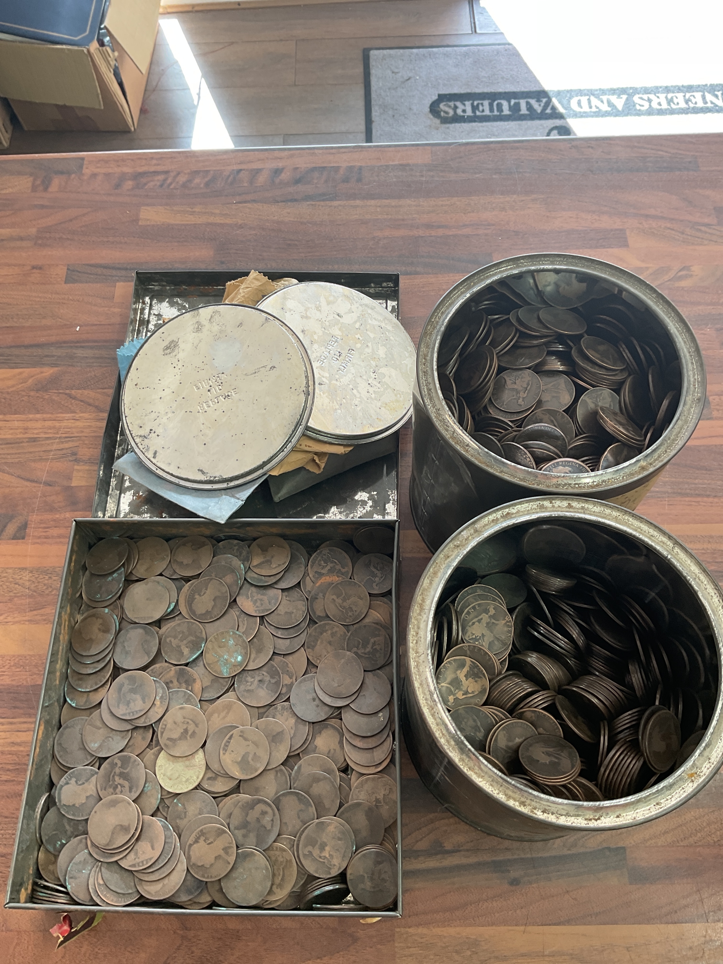 Large qty of Victorian and later pennies.