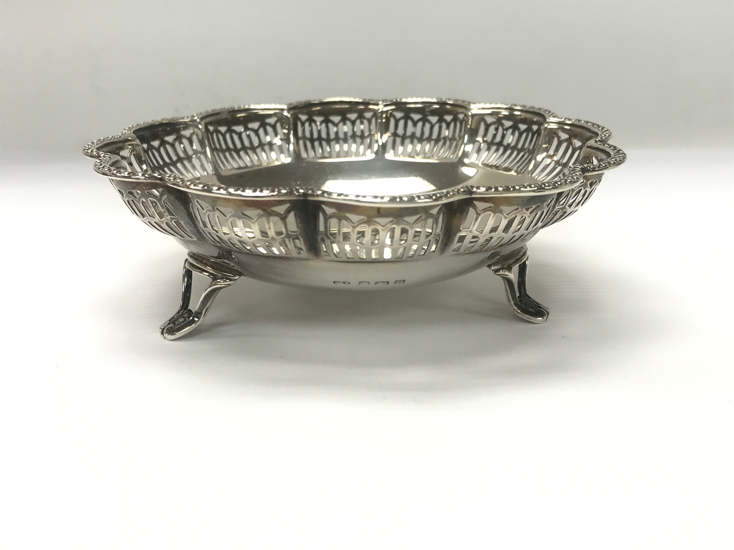 vintage footed silver bonbon dish featuring a scalloped rim. 76.7g