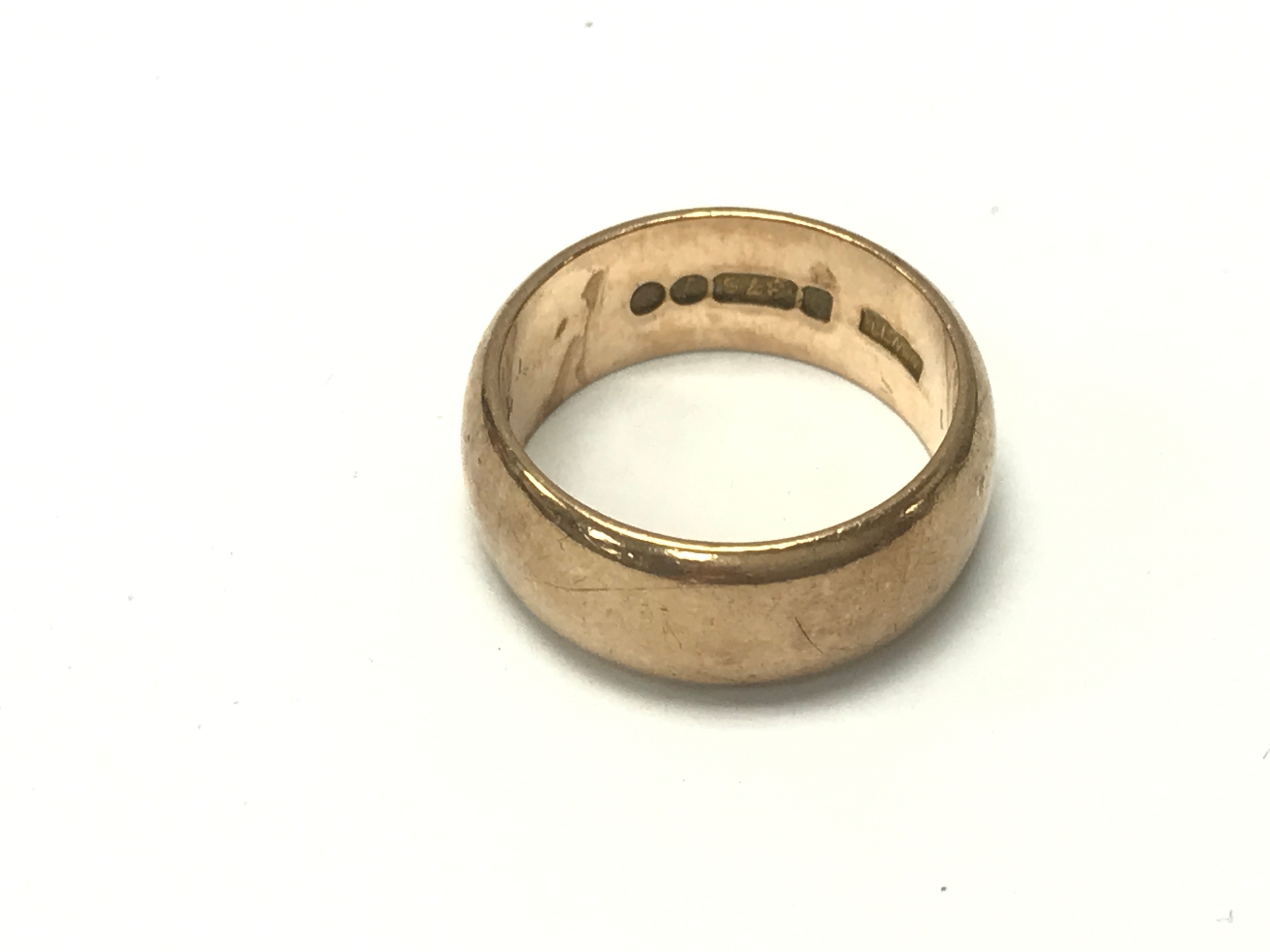 A 9ct gold wedding band. 8g and size O 1/2