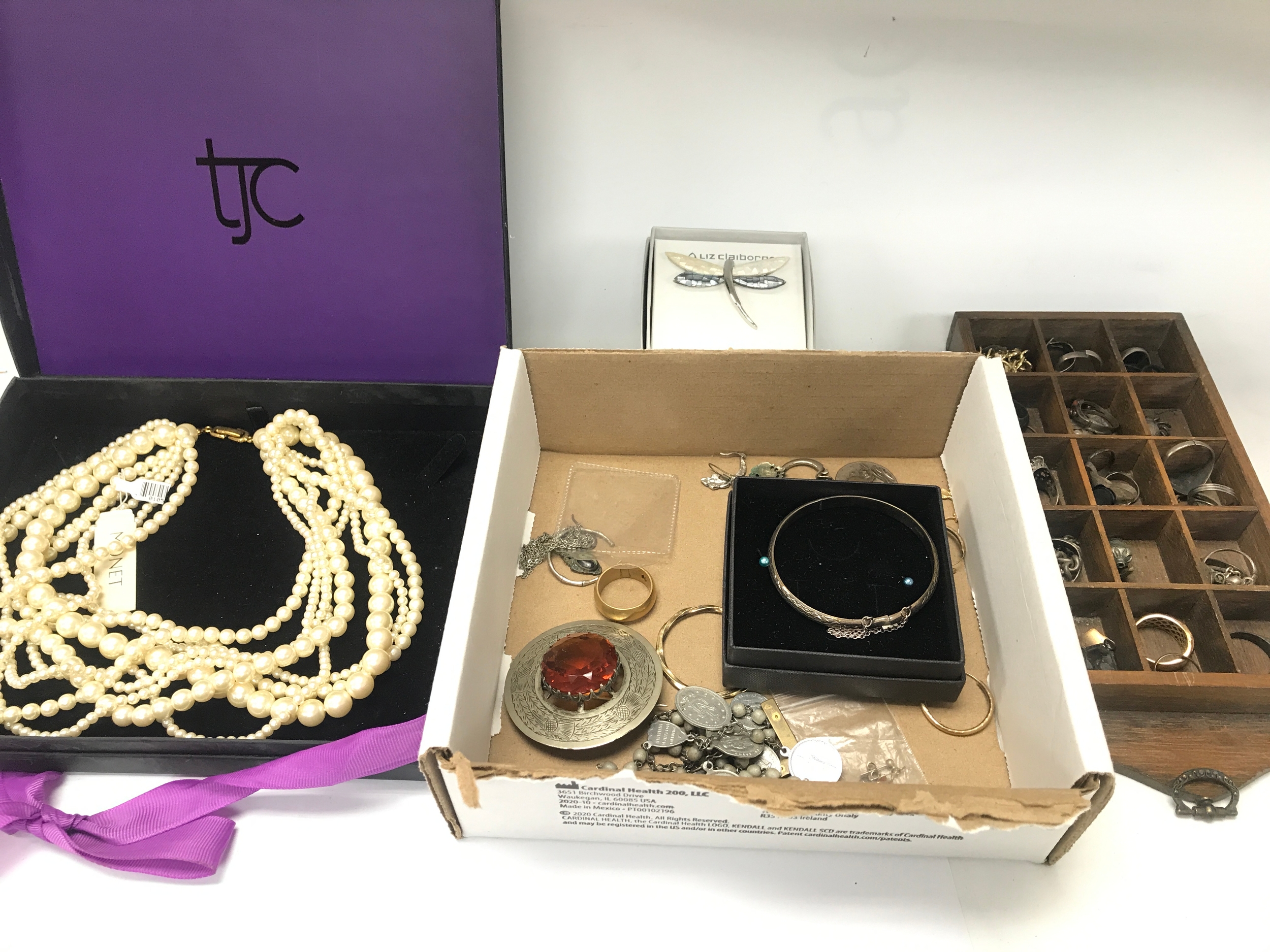 Small collection of assorted costume jewellery.