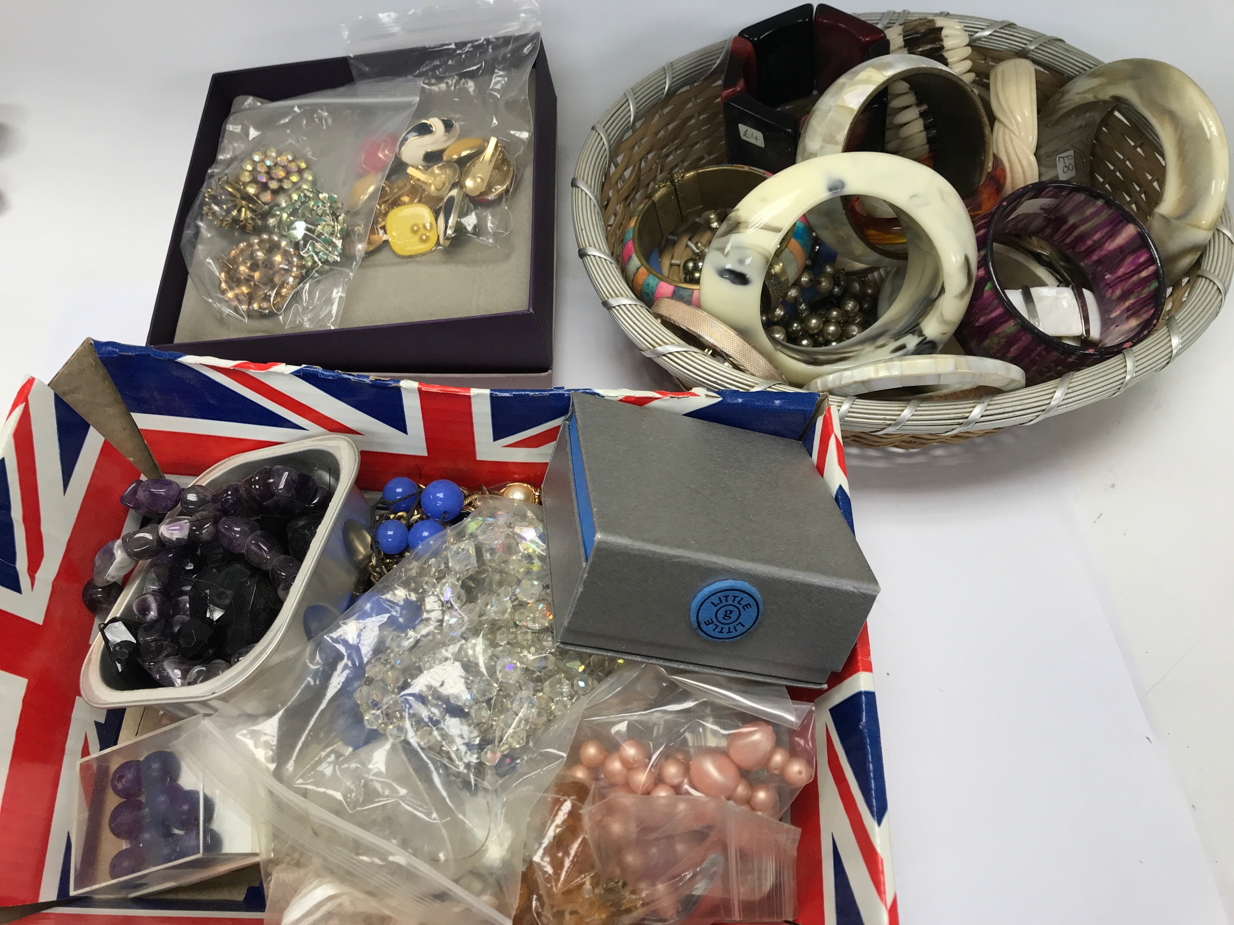 Small collection of various costumes jewellery.
