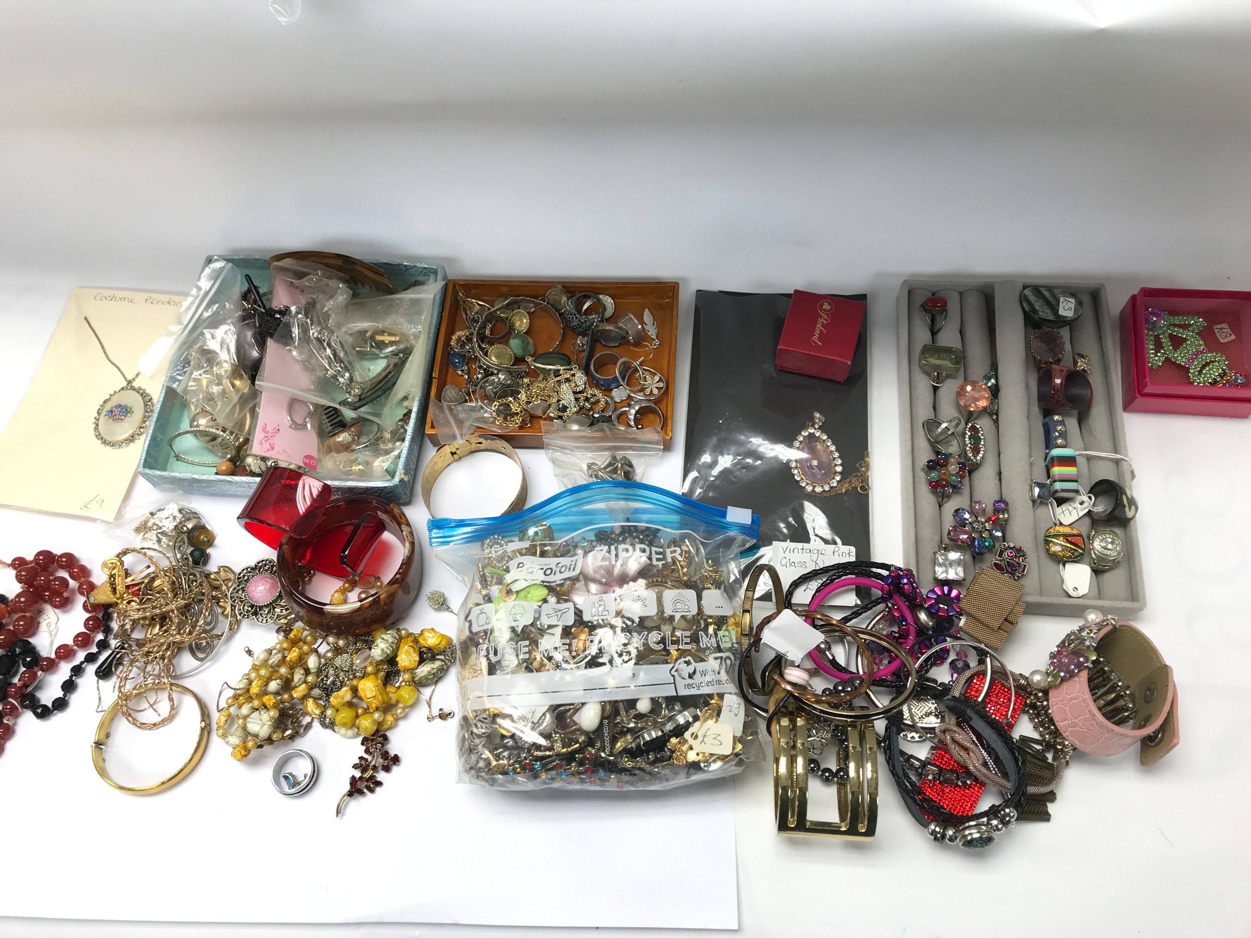 Collective lot of assorted costume jewellery.