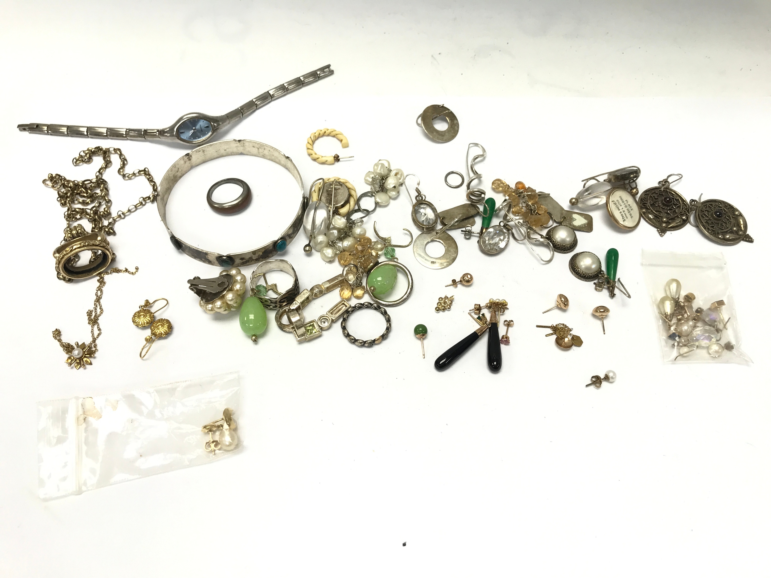 A small collection of assorted jewellery including gold and silver items.