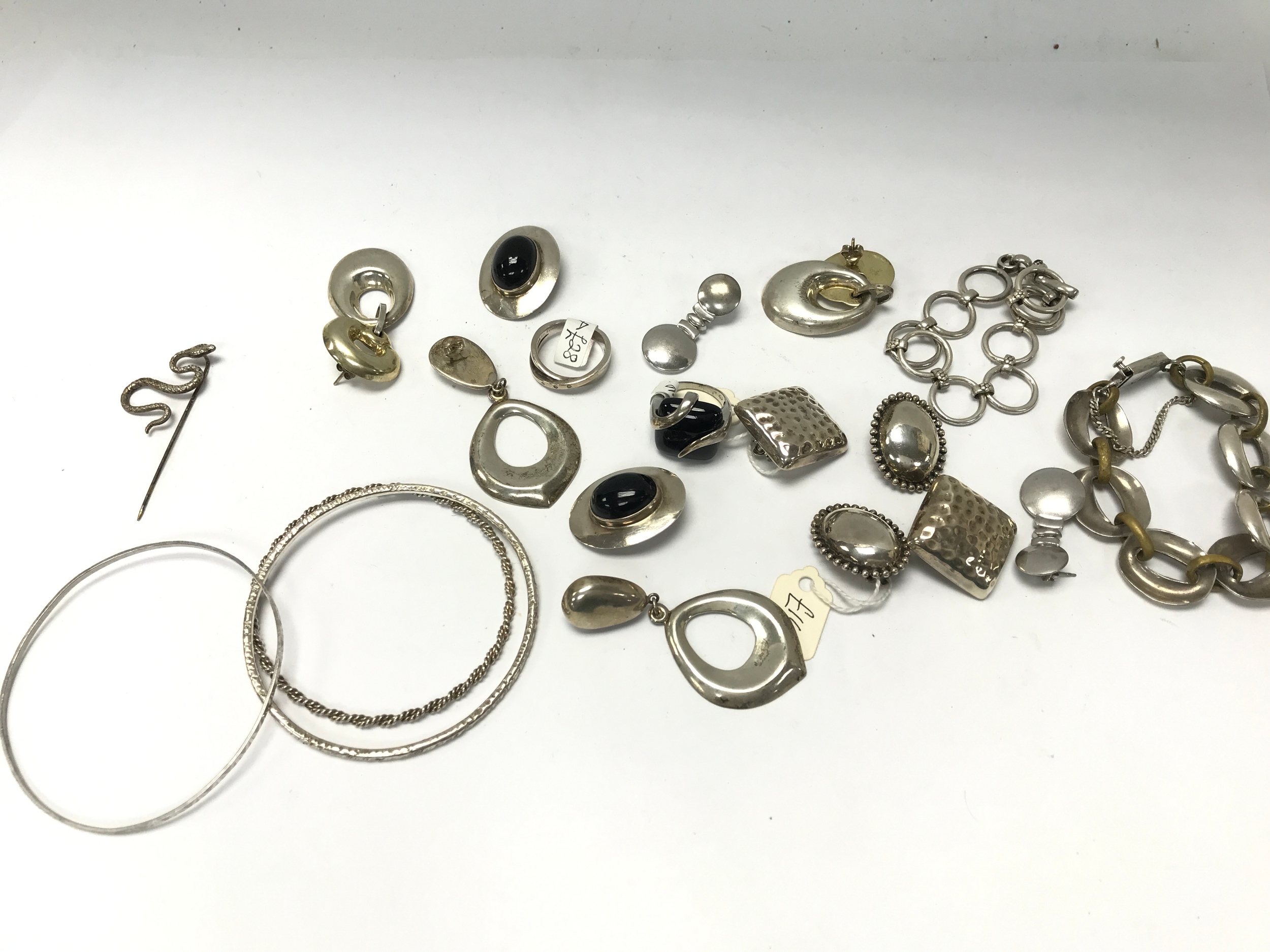 Collective lot of assorted silver jewellery items. approx 170g